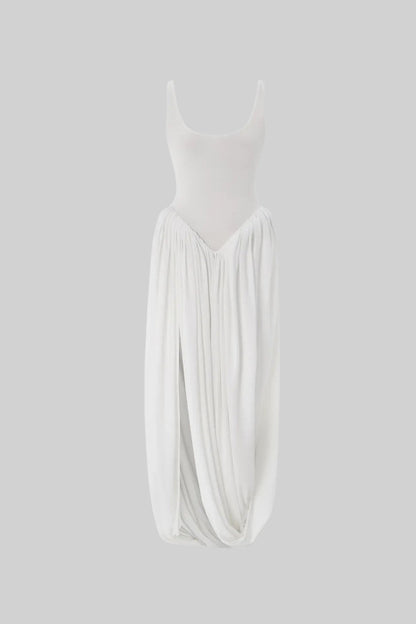 Drapiertes Maxikleid mit skulpturalem Rock und seitlichem Schlitz - Weiß