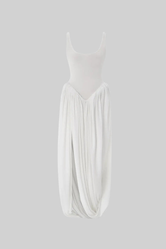 Drapiertes Maxikleid mit skulpturalem Rock und seitlichem Schlitz - Weiß