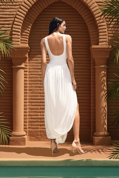 Drapiertes Maxikleid mit skulpturalem Rock und seitlichem Schlitz - Weiß